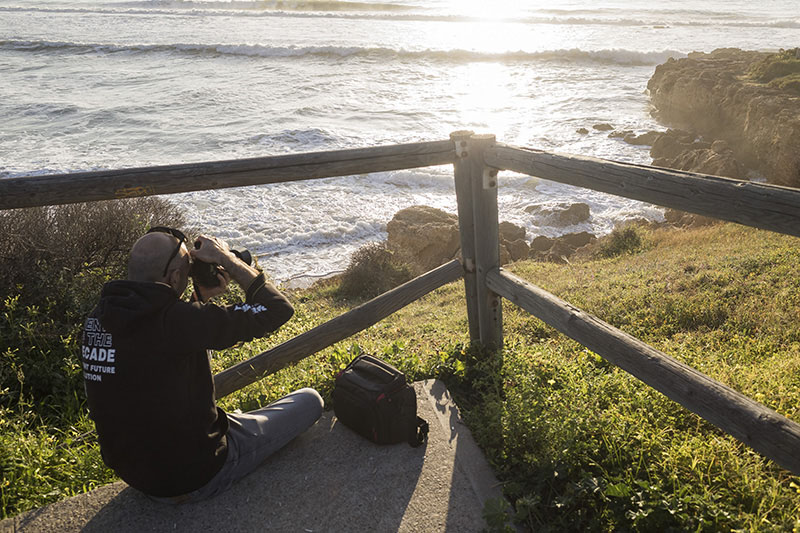 Alumno del curso de fotografía creativa De San Fernando haciendo fotos en una playa de Cádiz