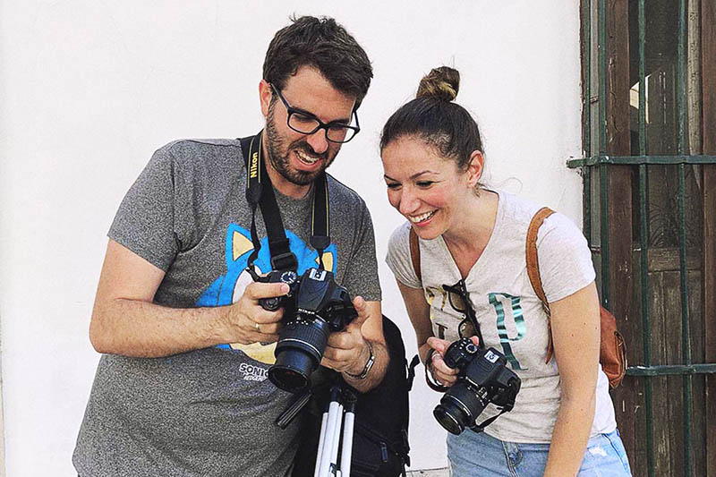 Dos alumnos sonriendo durante una excursión del curso de fotografía en San Fernando